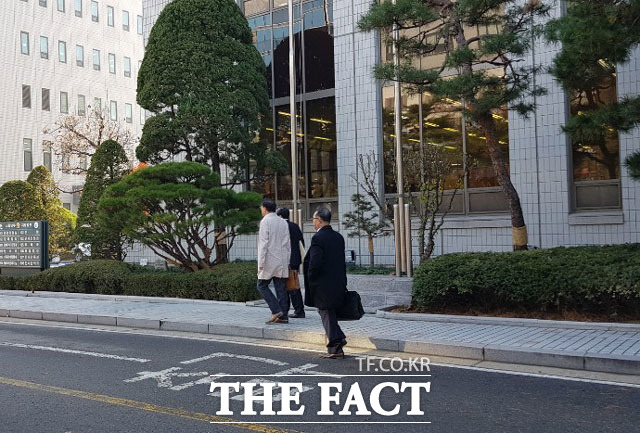 조양호 한진그룹 회장의 첫 공판준비기일이 끝난 뒤 조 회장 측 변호인단이 서울남부지방법원을 빠져나가고 있다. /남부지방법원=이성락 기자