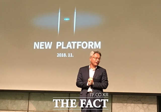 KT&G가 신개념 궐련형 전자담배 릴 하이브리드를 최초 공개했다. 사진은 26일 더플라자 호텔에서 열린 기자간담회에서 KT&G 임왕섭 제품혁신실장이 신제품 릴 하이브리드를 소개하는 모습이다. /소공동=정소양 기자