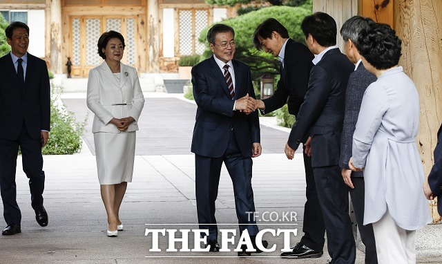 조국 청와대 민정수석이 최근 국정 현안 전반에 대해 목소리를 내고 있어 주목된다. 사진은 문재인 대통령이 부인 김정숙 여사와 함께 지난 9월 18일 오전 청와대에서 남북정상회담이 열리는 평양으로 향하기 위해 관저를 나서다 조국 청와대 민정수석과 악수하는 모습. /평양사진공동취재단