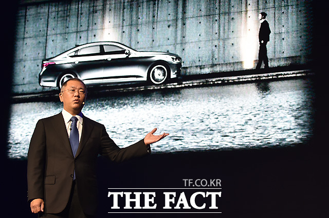 제네시스의 초대형 세단 G90의 정식 출시가 하루 앞으로 다가온 가운데 정의선 현대차그룹 총괄수석 부회장(사진)이 구상하는 새 모델의 마케팅 전략에 관심이 모아지고 있다. /더팩트 DB