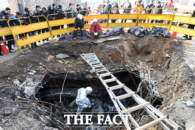 KB증권은 26일 KT의 아현지사 화재에 따른 보상액을 317억 원으로 추정했다. 26일 오전 서울 서대문구 충정로 KT아현지사 화재 현장에서 국과수와 소방, 경찰 관계자들이 합동감식을 하고 있다. /남용희 기자