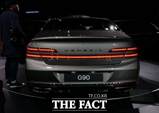 G90는 제네시스 브랜드가 지난 2015년 브랜드 최초로 국내에서 선보인 플래그십 세단 EQ900의 페이스리프트 모델이지만, 신차 수준의 디자인 변화를 적용했다. /김서원 인턴기자
