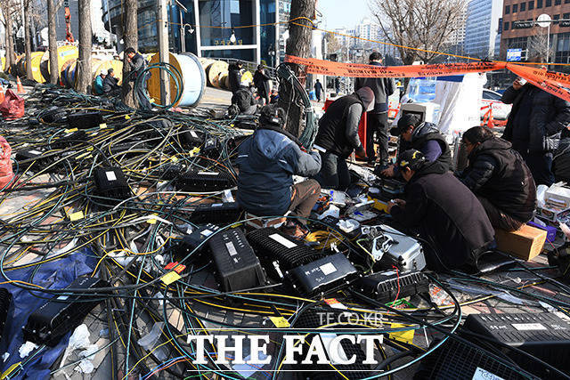 KT 직원들이 서울 KT 아현지사 화재 현장에서 유·무선 인터넷을 복구하고 있다. /남윤호 기자