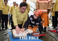 [TF포토] 민방위훈련 '심폐소생술 하는 이낙연 총리'