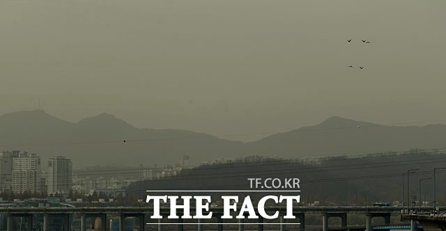 28일 오전 서울 서초구 일대가 미세먼지에 중국발 황사까지 겹쳐 흐린 날씨를 보이고 있다. /이덕인 기자