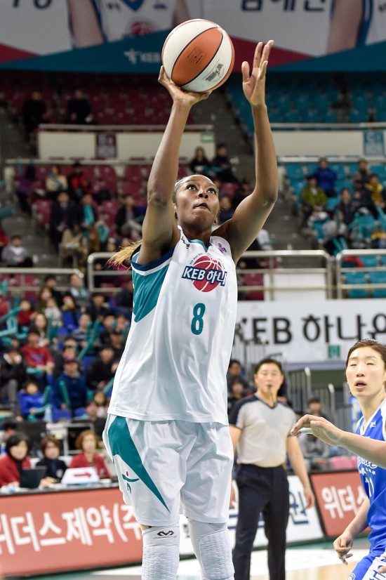 국내 농구팬들은 28일(수)에 열리는 2018-19시즌 국내여자프로농구(WKBL) KEB하나은행-삼성생명전에서 홈팀인 KEB하나은행의 우세를 예상했다./ WKBL 제공