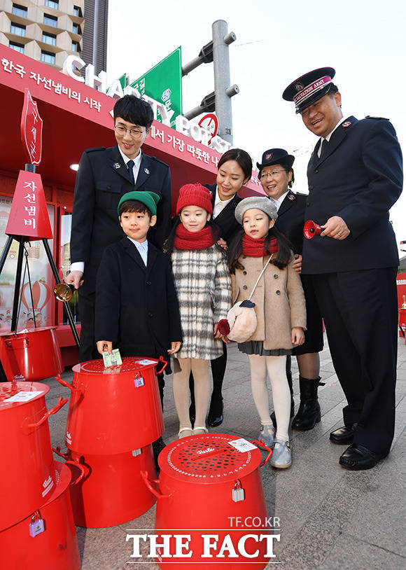 한국구세군과 휘슬러코리아가 함께 하는 자선냄비 나눔 정류장 전달식이 28일 오전 서울 중구 서울시청광장에서 열린 가운데 모델들이 포즈를 취하고 있다. /남용희 기자