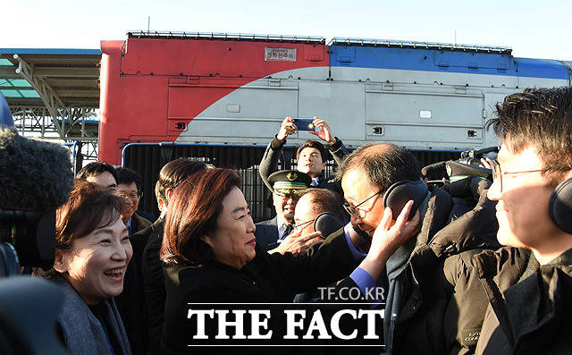 김현미 국토교통부 장관(왼쪽부터)과 박순자 국회국토교통위원장 등이 조사단원들에게 귀마개를 씌워주고 있다.