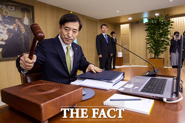 이주열 한국은행 총재가 30일 금통위에서 기준금리를 0.25%포인트 인상하기로 결정했다고 밝혔다. /이덕인 기자