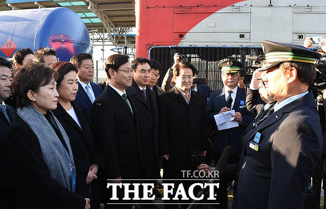 남북철도 현지공동조사단이 탄 열차가 북한으로 출발 하기 전 기관사가 김현미 국토부 장관(왼쪽) 등에게 출발 신고를 하고 있다.