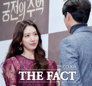 배우 박신혜가 알함브라… 제작발표회에서 현빈을 바라보며 웃고 있다. /이덕인 기자