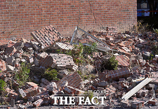 지난해 11월 진도 5.4 규모의 지진으로 건물 외벽이 떨어지는 등 다수의 피해를 입은 경북 포항시 한동대학교 느헤미야홀의 모습. /더팩트DB