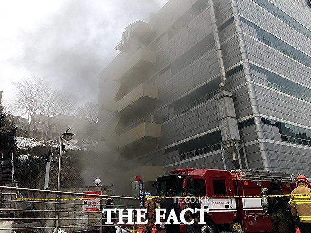 지난달 24일 서울 서대문구 충정로 KT 아현지사 지하 통신구에서 화재가 발생했다. /이새롬 기자