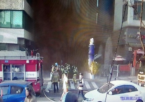 30일 오후 수원 골든프라자에서 화재가 발생했다. 이날 불길을 진압하고 있는 소방관들 모습. /경기소방재난본부 제공