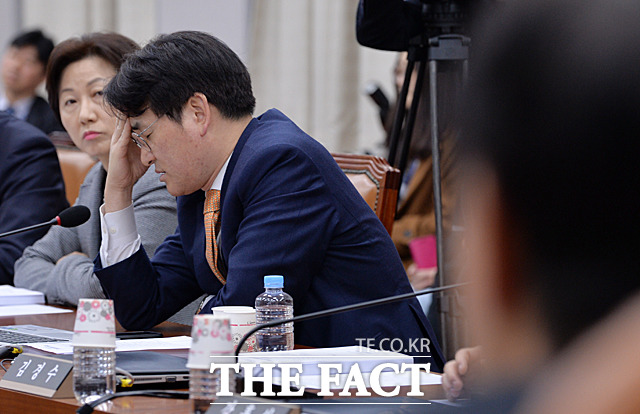 박용진 더불어민주당 의원에 따르면 그동안 교육위 소속 한국당 의원들은 노골적으로 박용진 3법 통과를 저지해 왔다. 생각에 잠겨 있는 박용진 더불어민주당 의원의 모습. /더팩트 DB