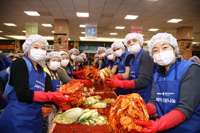 수원 삼성 디지털 시티에서 삼성전자 임직원과 지역 시민 400여 명이 김장김치를 담그고 있다. /삼성 제공