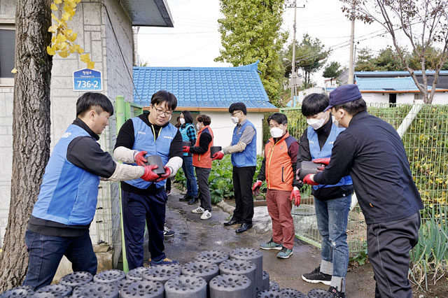 연말을 맞아 삼성전자 희망이음 봉사팀이 평택 고덕면에 거주하는 이웃들을 찾아 연탄을 전달하고 있다. /삼성 제공