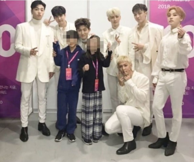 손태영이 직접 자신의 SNS에 올렸다가 삭제한 사진. 가수들과 함께 사진을 찍은 권룩희 군과 손태영의 조카. /손태영 SNS