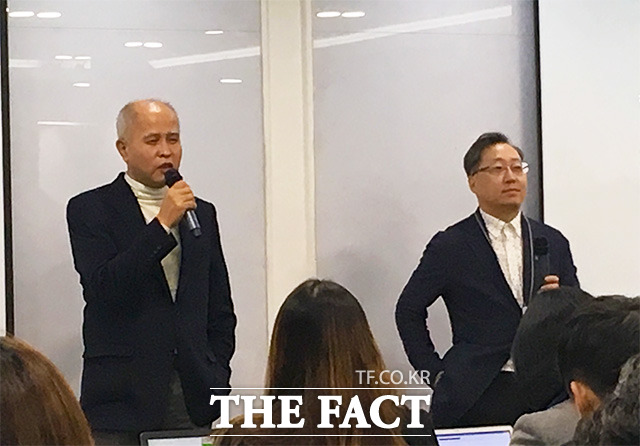 3일 카카오뱅크 서울오피스에서 이용우·윤호영 카카오뱅크 공동대표(왼쪽부터)가 카카오뱅크 모임통장 서비스 시행에 앞서 인사말을 하고 있다. /용산=이지선 기자