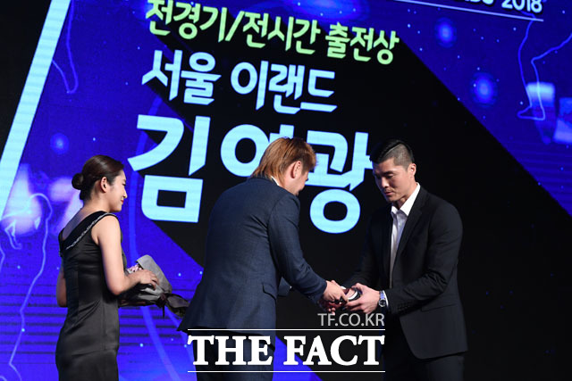 K리그2 전경기/전시간 출전상을 수상한 서울 이랜드 김영광(오른쪽)이 김병지(가운데)에게 트로피를 받고 있다.