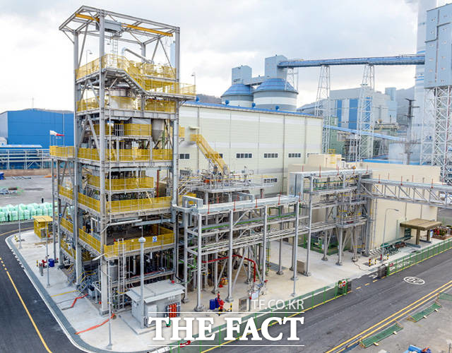 LG화학 등 석유화학업계 8개사는 이날 열린 투자간담회를 통해 오는 2023년까지 총 14조5000억 원을 투자, NCC 등 설비 시설을 늘려 1700여 개의 일자리를 창출하겠다고 밝혔다. 사진은 기사 내용과 무관. /LG화학 제공