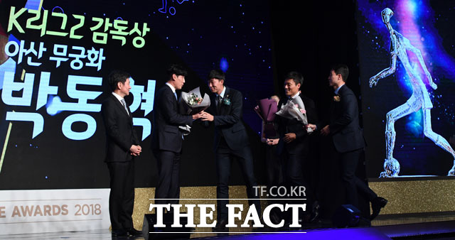 선수들에게 꽃다발 받는 박동혁 감독(왼쪽 두번째)