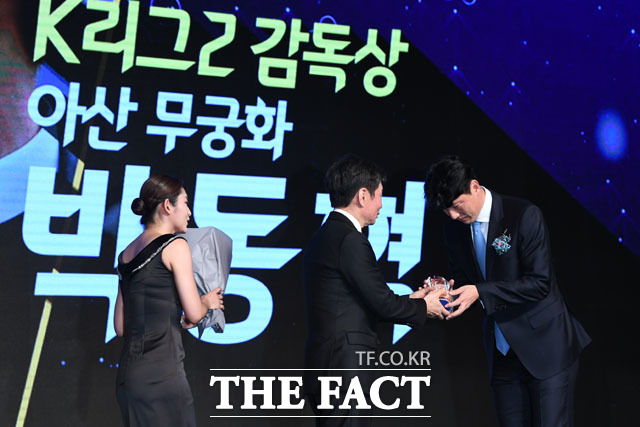 K리그2 감독상을 수상한 아산 무궁화 박동혁 감독(오른쪽)이 정몽규 회장(가운데)에게 트로피를 받고 있다.