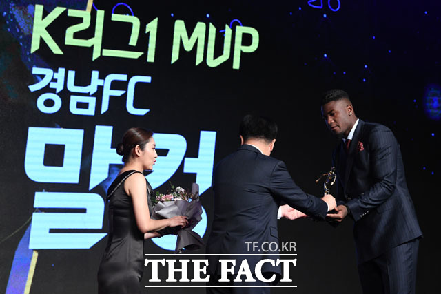 K리그1 MVP 차지한 경남FC 말컹(오른쪽)!