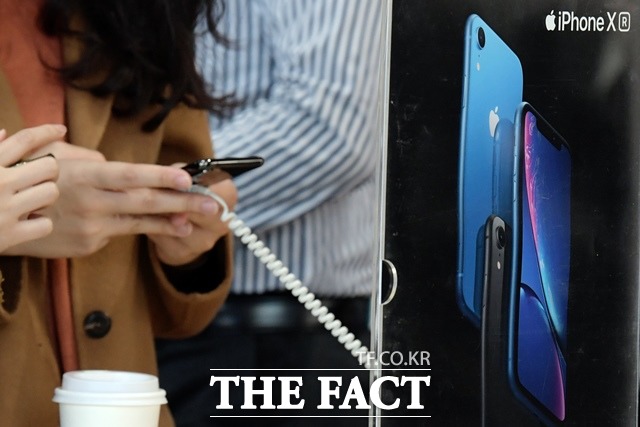 4일 한국통신사업자협회에 따르면 11월 이동전화 번호이동자 수는 53만1857건을 기록했다. /이선화 기자