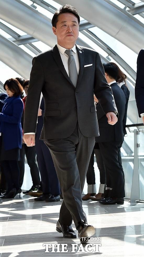 지난달 28일 경영 퇴진을 선언한 이웅열 코오롱그룹 회장이 최근 상속세 탈루 혐의 등으로 검찰의 수사망에 올랐다. /더팩트 DB