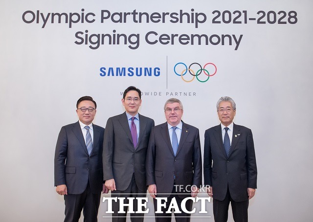 고동진 삼성전자 IM 부문 대표이사 사장, 이재용 삼성전자 부회장, 토마스 바흐 IOC 위원장, 다케다 쓰네카즈 IOC 마케팅위원회 위원장(왼쪽부터)이 2028 LA 올림픽까지 후원을 연장하는 조인식 이후 기념 촬영을 하고 있다. /삼성전자 제공