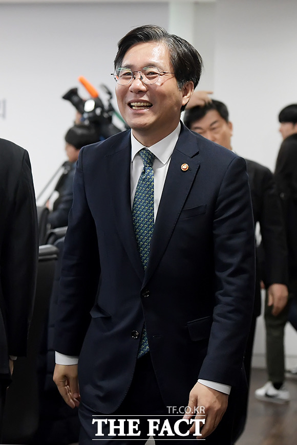 웃으며 간담회 참석한 성윤모 산업통상자원부 장관