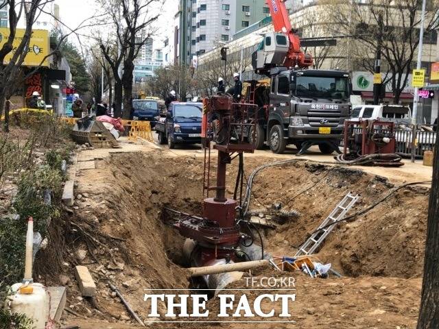 4일 오후 발생한 고양시 일산동구 백석역 인근에서 발생한 온수관 파열 사고와 관련해 노후 도시 기반시설 문제가 제기됐다. 5일 사고 현장에서 한국지역난방공사 직원들이 복구 작업을 하는 모습. /고양시 백석동=문혜현 기자