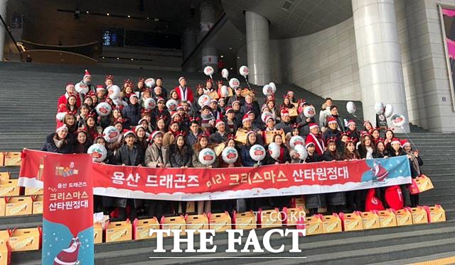 용산에 위치한 기업들과 기관, 학교가 모여 지역사회 문제 해결과 함께 성장을 위해 결성한 용산드래곤즈가 5일 용산역 광장에 모였다. 이들은 인근 지역 아이들을 위한 선물을 들고 출발에 앞서 기념 사진을 찍었다. /용산=이진하 기자