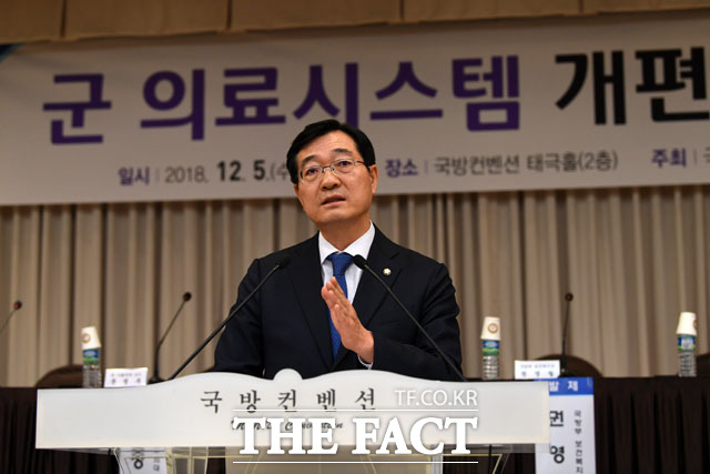 민홍철 더불어민주당 의원이 5일 오후 서울 용산구 국방컨벤션에서 열린 군 의료시스템 개편 토론회에 참석해 축사를 하고 있다./남윤호 기자