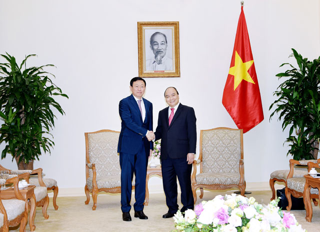 신동빈 롯데그룹 회장(왼쪽)이 지난 4일 오후 베트남 하노이에서 응웬 쑤언 푹 베트남 총리와 만나 악수를 하고 있다. 신 회장은 푹 총리와 만나 투자 확대 및 협력 방안 등에 대해 논의했다. /롯데그룹 제공