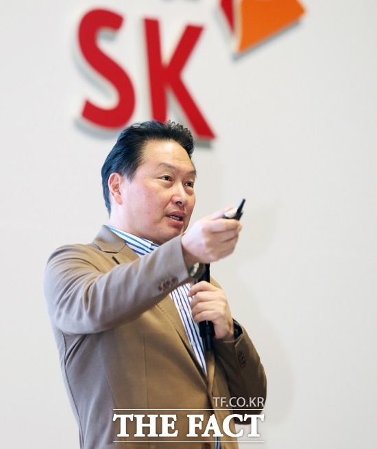 최태원 SK그룹 회장은 지난 10월 치러진 CEO 세미나에서 사회적 가치 창출을 기반으로 한 새로운 비즈니스 모델 창출의 필요성을 거듭 강조했다. /SK그룹 제공