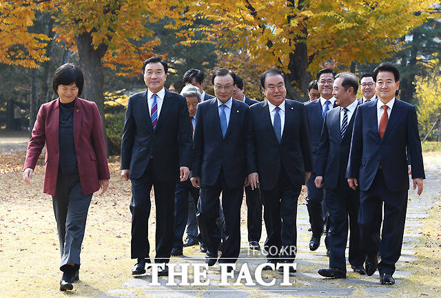 정동영(맨 오른쪽) 민주평화당 대표는 이해찬(왼쪽 세번째) 민주당 대표를 강도 높게 비판했다. /이새롬 기자