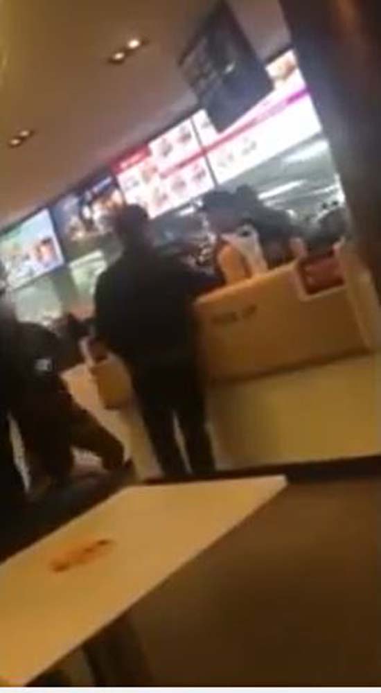 패스트푸드점 맥도날드에서 고객이 점원의 얼굴에 햄버거를 던지는 갑질 영상이 또다시 공개돼 누리꾼들의 공분을 사고 있다. /유튜브 영상 캡처