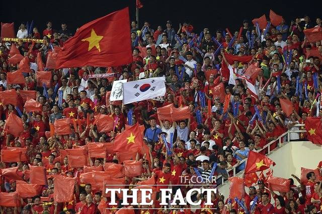박항서 감독이 이끄는 베트남 23세 이하 남자축구 대표팀의 선전에 힘입어 베트남 현지에서 국내 기업에 대한 우호적인 이미지가 확산하면서 현지에 진출한 기업들의 기대감도 높아지고 있다.  /하노이=AP.뉴시스