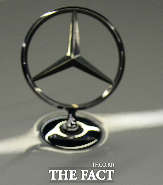 국내 수입차 시장에서 벤츠의 독주가 지속되고 있는 가운데 국내 완성차업체인 한국지엠과 르노삼성의 연간 판매량도 위협하고 있다. /더팩트DB