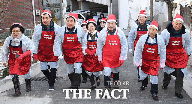 연탄 나눔 봉사를 위해 강북구를 찾은 김병준 자유한국당 비상대책위원장과 서울시당 위원들