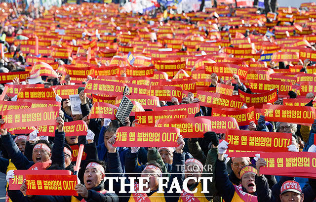 카카오모빌리티는 지난 2월 카풀 스타트업 럭시를 인수하고 카풀 시장에 뛰어들었지만, 택시업계의 반발로 서비스 개시에 어려움을 겪었다. 택시 단체는 지난달 22일 카풀 앱 반대를 주장하는 제2차 택시 생존권 사수 결의대회를 열었다. /김세정 기자