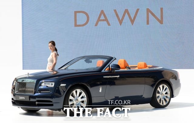 지난 2016년 5월 출시한 롤스로이스 4인승 컨버터블 던. /더팩트 DB