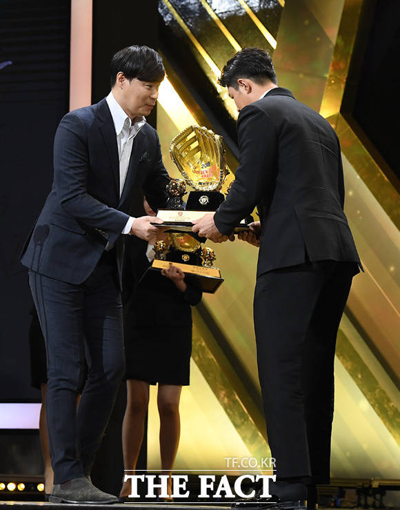 김재환 선수가 외야수 부문 골든글러브 상을 수상하고 있다.