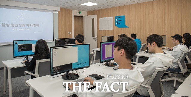 삼성 청년 소프트웨어 아카데미는 지난 8월 8일 발표한 경제 활성화와 일자리 창출 방안의 후속 조치 가운데 하나로 고용노동부가 후원하고, 소프트웨어 교육 분야에서 전문성을 가진 교육 전문기업 멀티캠퍼스에 교육을 위탁해 운영한다.