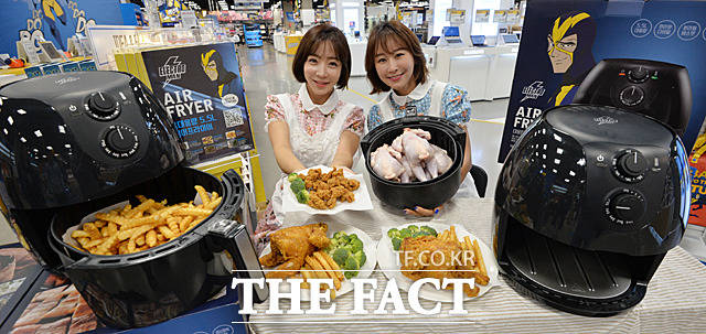 업계에서는 에어프라이어 열풍에 에어프라이어 전용 냉동제품이 주목받고 있다는 분석이 나오고 있다. 이마트가 지난 11월 개점 25주년 기념 블랙이오 행사 상품으로 새롭게 내놓은 일렉트로맨 프리미엄 에어프라이어. /더팩트 DB