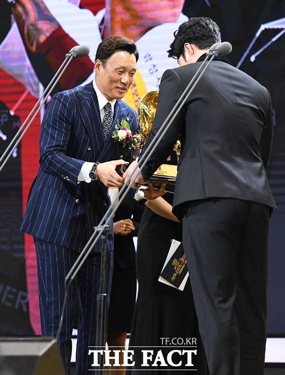 박병호 선수가 1루수 부문 골든글러브상을 수상하고 있다.