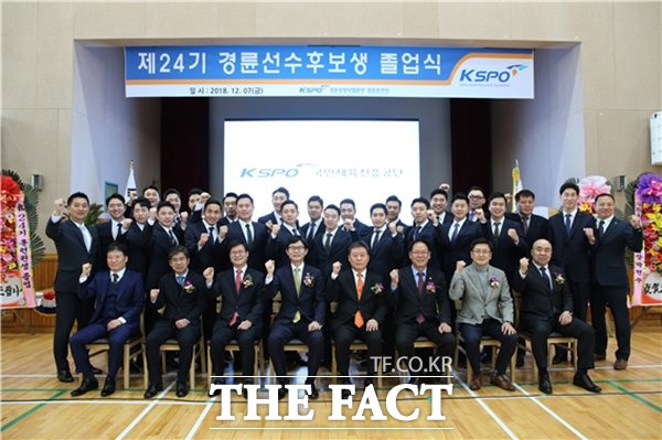 24기 경륜후보생들이 졸업식 후 기념촬영을 하고 있다. 정병찬 경륜경정사업본부장(앞줄 왼쪽 4번째)은 무한한 가능성에 도전하라며 졸업생들을 격려했다./경륜경정사업본부 제공