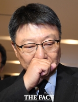  [단독] 이재수 전 사령관 빈소 찾아 울먹이는 박지만